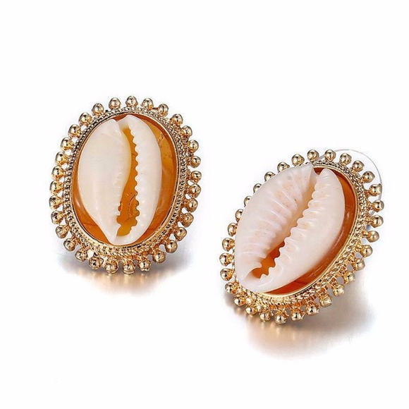 Polished Shell Royal Heirloom Gold Studded Earring - Picture 8 of 8